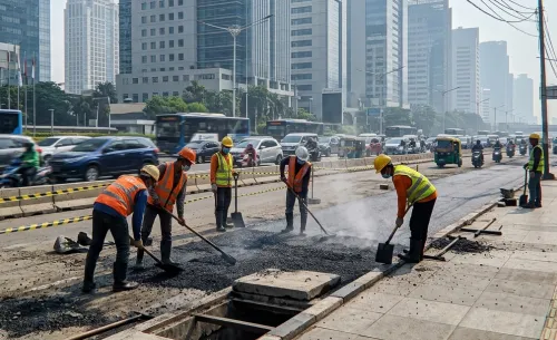 Pengaspalan di Jakarta Selatan dengan memperhatikan topografi dan drainase